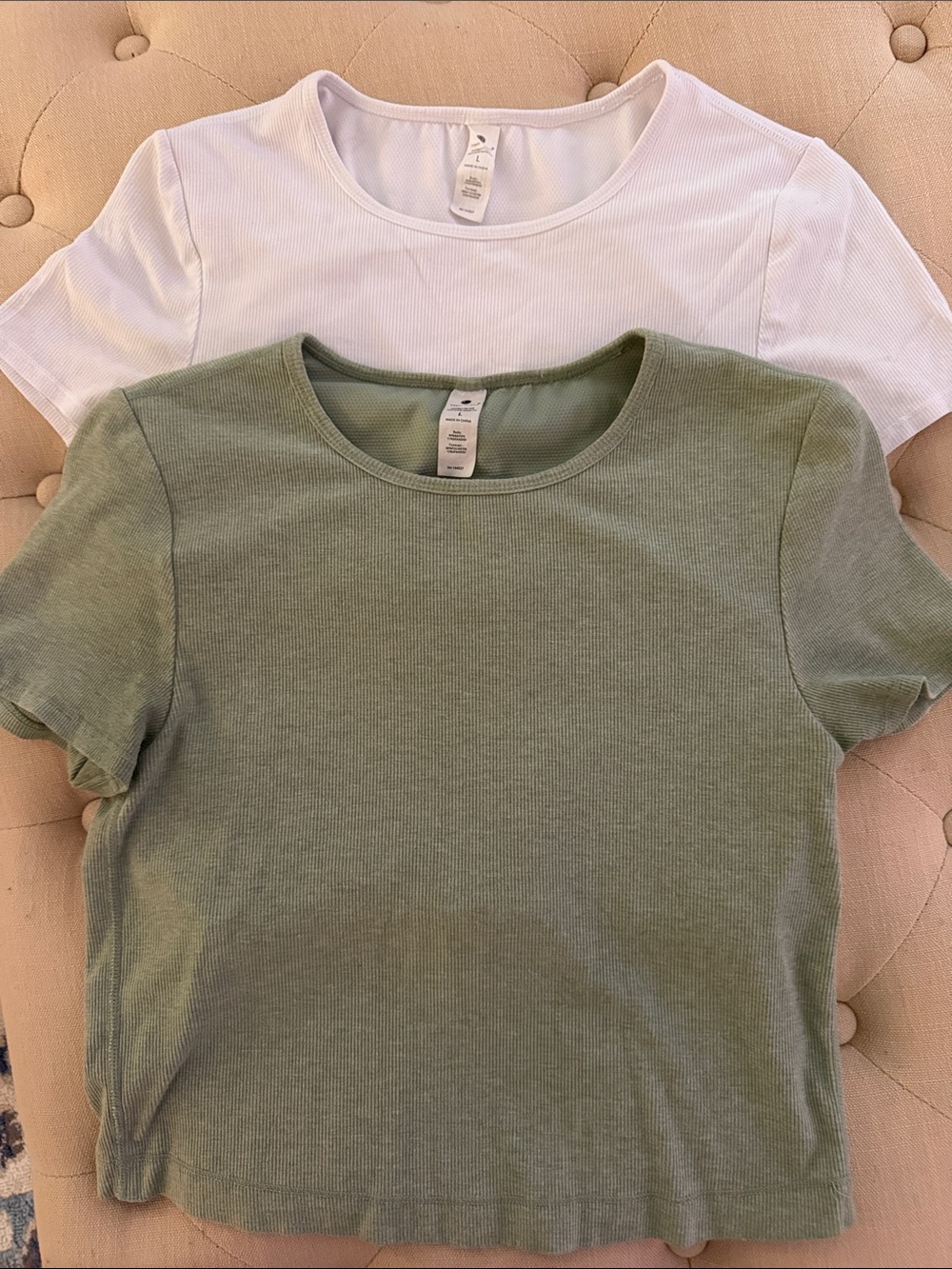 Yogalicious -2 Cropped Tops White & Green Built in Bra Ribbed Short Sleeve. L